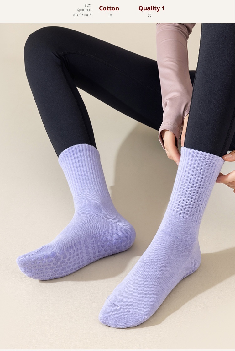 Chaussettes de sport mi-mollet en silicone antidérapant 001 pour femmes, idéales pour le yoga, le fitness au sol et le Pilates. Modèle long et polyvalent pour femmes._voghion.com