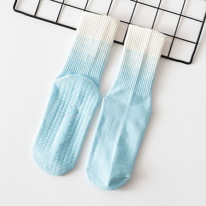 Chaussettes de yoga mi-mollet antidérapantes en silicone, couleur dégradée, pour femmes, idéales pour le fitness, le Pilates et la danse (vente en gros)._voghion.com