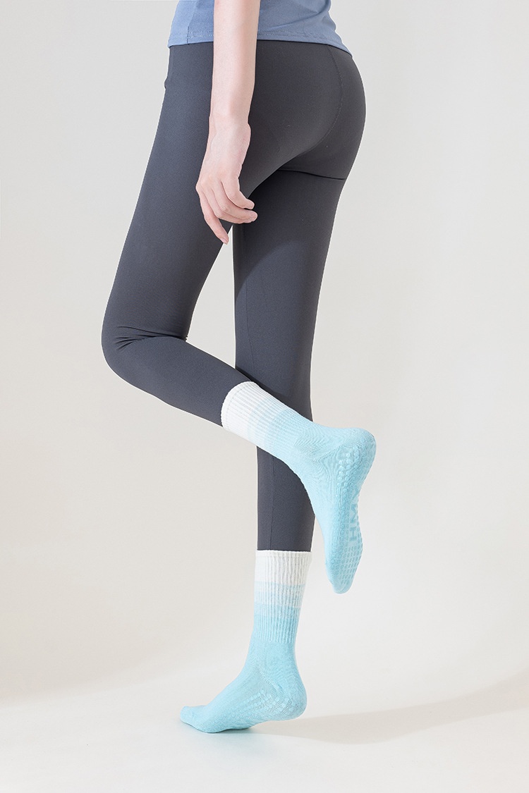 Chaussettes de yoga mi-mollet en coton peigné antidérapant en silicone pour femmes, idéales pour le Pilates, le fitness et la danse (vente en gros)._voghion.com