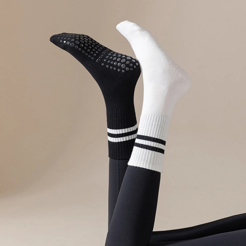 Chaussettes de yoga mi-mollet confortables pour femmes, idéales pour le printemps et l'été, en silicone anti-odeurs et anti-friction, parfaites pour le fitness en intérieur et le Pilates._voghion.com