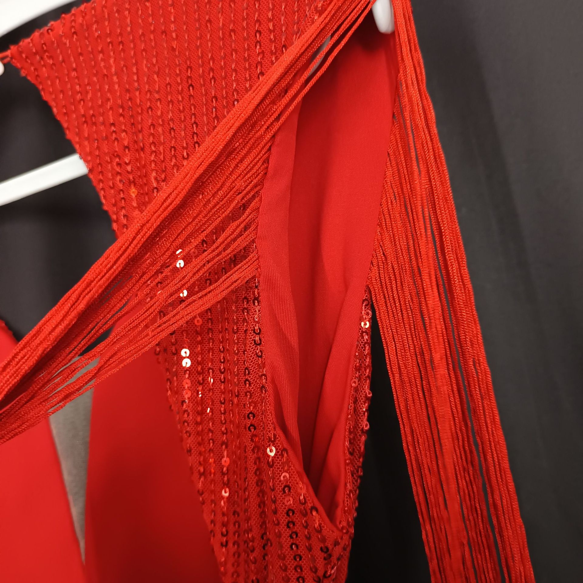 Robe de soirée GraceChic, luxueuse robe moulante à sequins pour femme, style européen, design haut de gamme, franges et fente._voghion.com