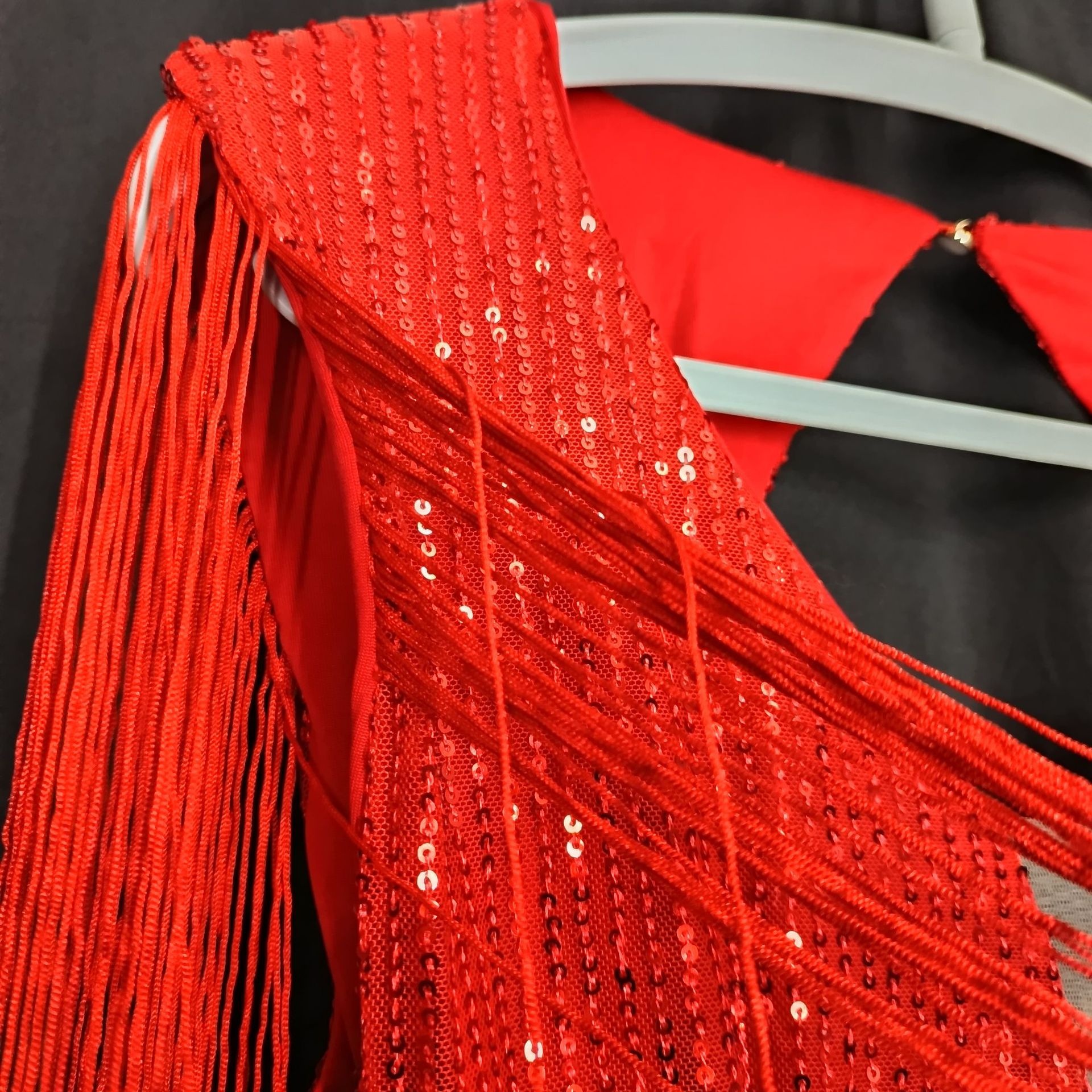 Robe de soirée GraceChic, luxueuse robe moulante à sequins pour femme, style européen, design haut de gamme, franges et fente._voghion.com