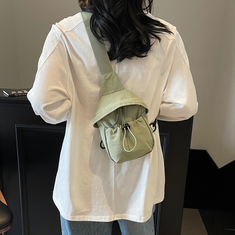 001 2025 Neue trendige modische Ruiying Damen kleine Outdoor-Schultertasche in Unifarben, wasserdicht_voghion.com