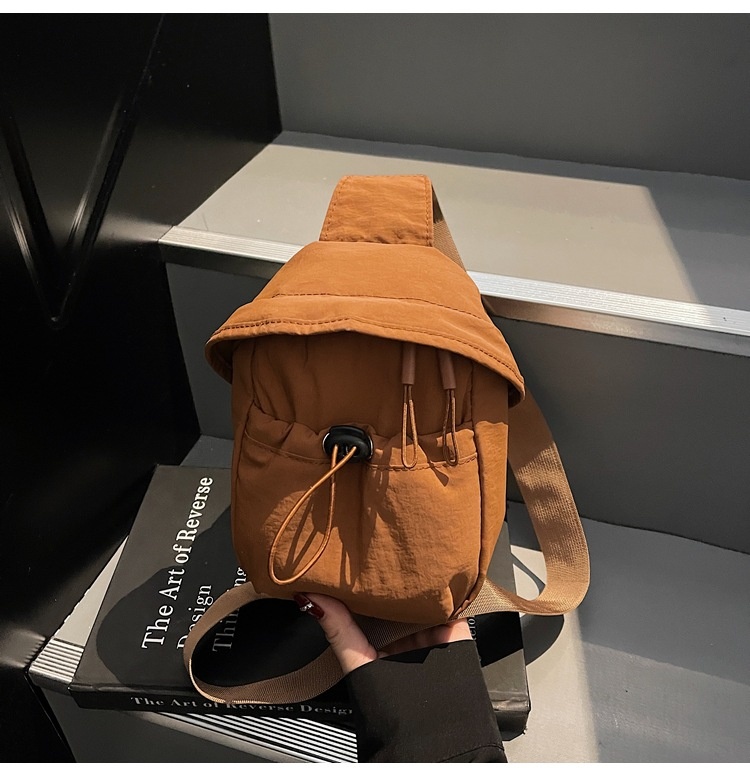 001 2025 Neue trendige modische Ruiying Damen kleine Outdoor-Schultertasche in Unifarben, wasserdicht_voghion.com