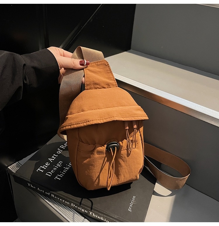 001 2025 Neue trendige modische Ruiying Damen kleine Outdoor-Schultertasche in Unifarben, wasserdicht_voghion.com