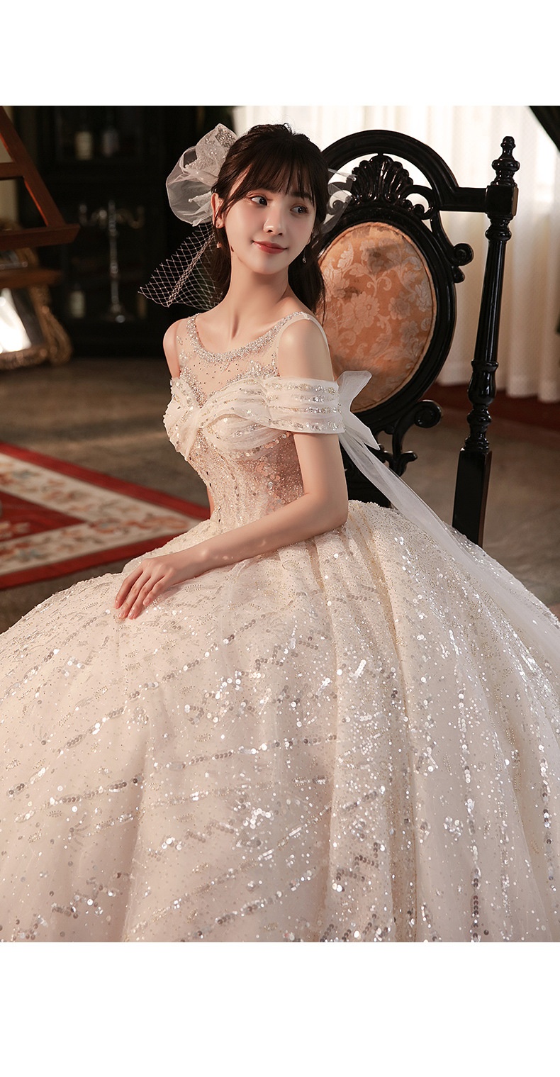 Robe de mariée GraceChic 2025, épaules dénudées, style forêt, féérique, élégante et amincissante, avec traîne, idéale pour les petites mariées._voghion.com