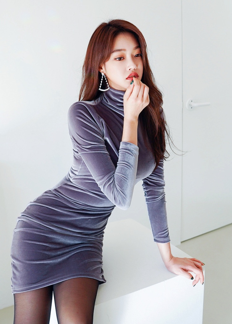 Robe mini moulante en velours à col montant froncé, style coréen, nouveauté printemps GraceChic. Élégante et sexy, cette robe courte flatteuse et élégante est à la coupe amincissante et froncée, signée GraceChic._voghion.com