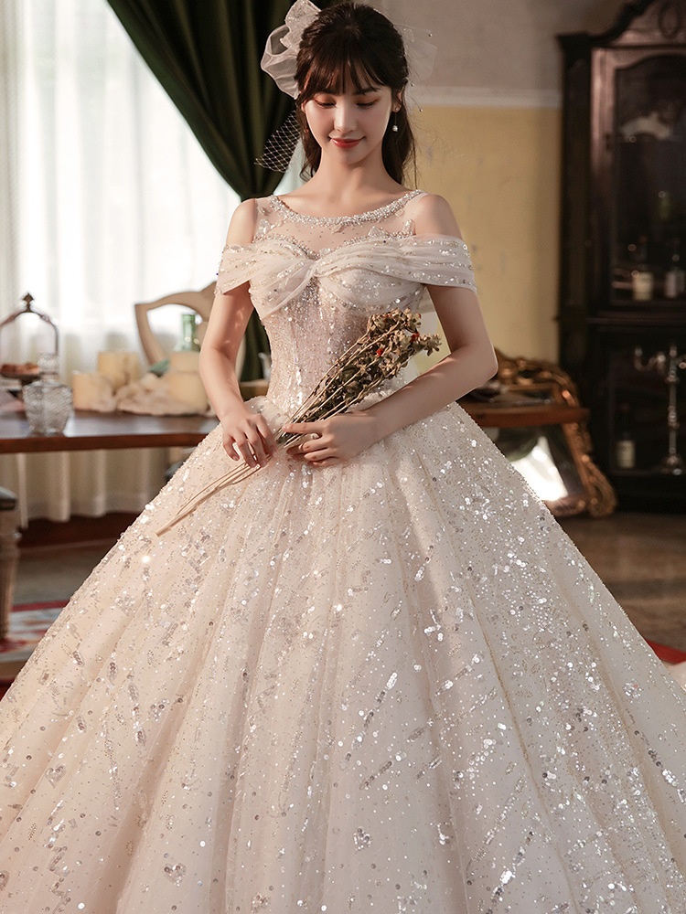 Robe de mariée GraceChic 2025, épaules dénudées, style forêt, féérique, élégante et amincissante, avec traîne, idéale pour les petites mariées._voghion.com