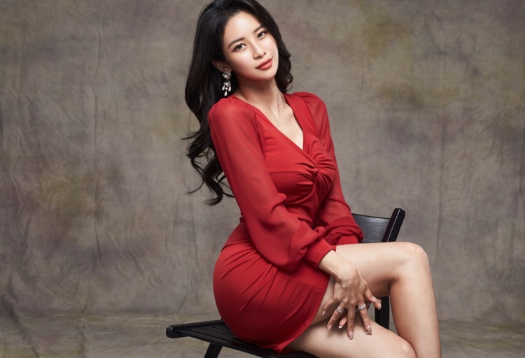 Robe courte moulante à col en V GraceChic, collection printemps GraceChic Cross-frontalière. Nouvelle robe sexy style coréen, coupe ajustée, col V._voghion.com