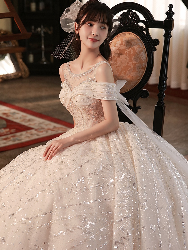 Robe de mariée GraceChic 2025, épaules dénudées, style forêt, féérique, élégante et amincissante, avec traîne, idéale pour les petites mariées._voghion.com