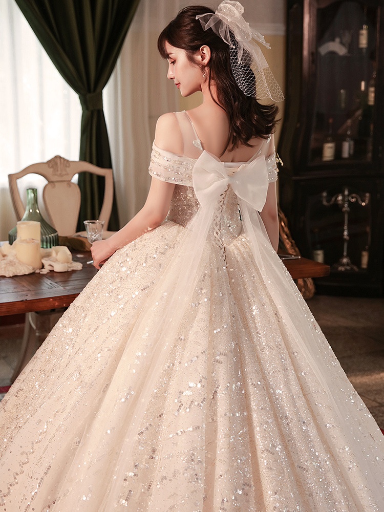 Robe de mariée GraceChic 2025, épaules dénudées, style forêt, féérique, élégante et amincissante, avec traîne, idéale pour les petites mariées._voghion.com