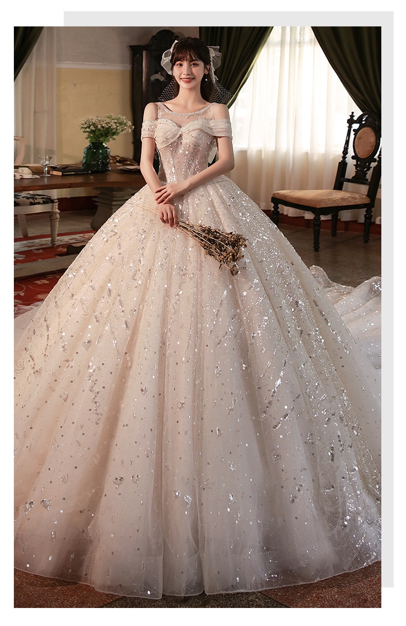Robe de mariée GraceChic 2025, épaules dénudées, style forêt, féérique, élégante et amincissante, avec traîne, idéale pour les petites mariées._voghion.com