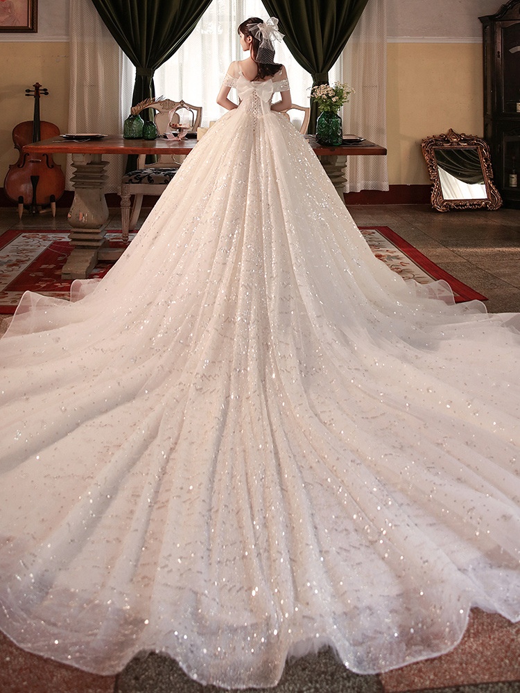 Robe de mariée GraceChic 2025, épaules dénudées, style forêt, féérique, élégante et amincissante, avec traîne, idéale pour les petites mariées._voghion.com
