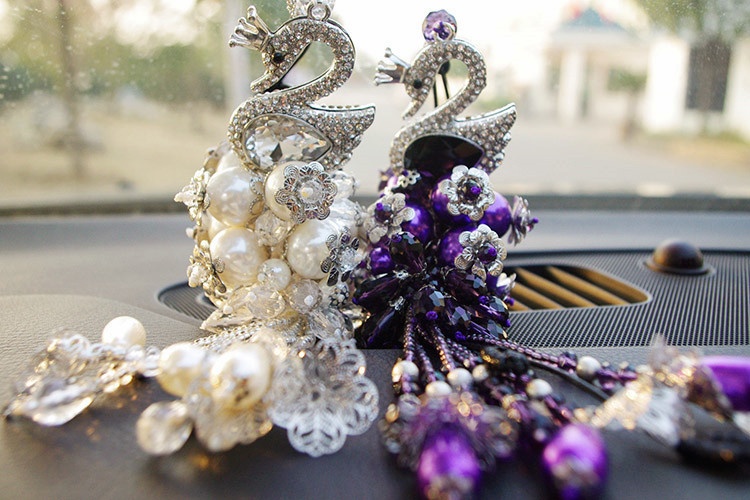Ciondolo di cristallo con strass, cigno, simpatico cartone animato, decorazione da appendere all'interno dell'auto, per le donne_voghion.com