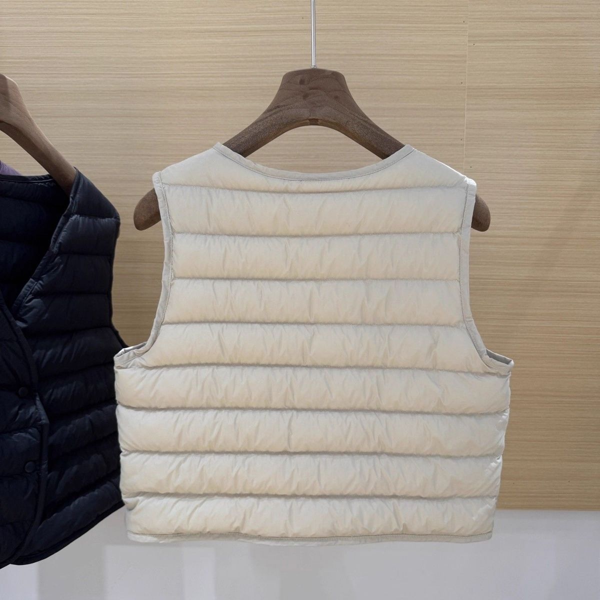 Doudoune courte légère à col en V ChicShe pour femme, collection automne-hiver 2025, sans plumes._voghion.com