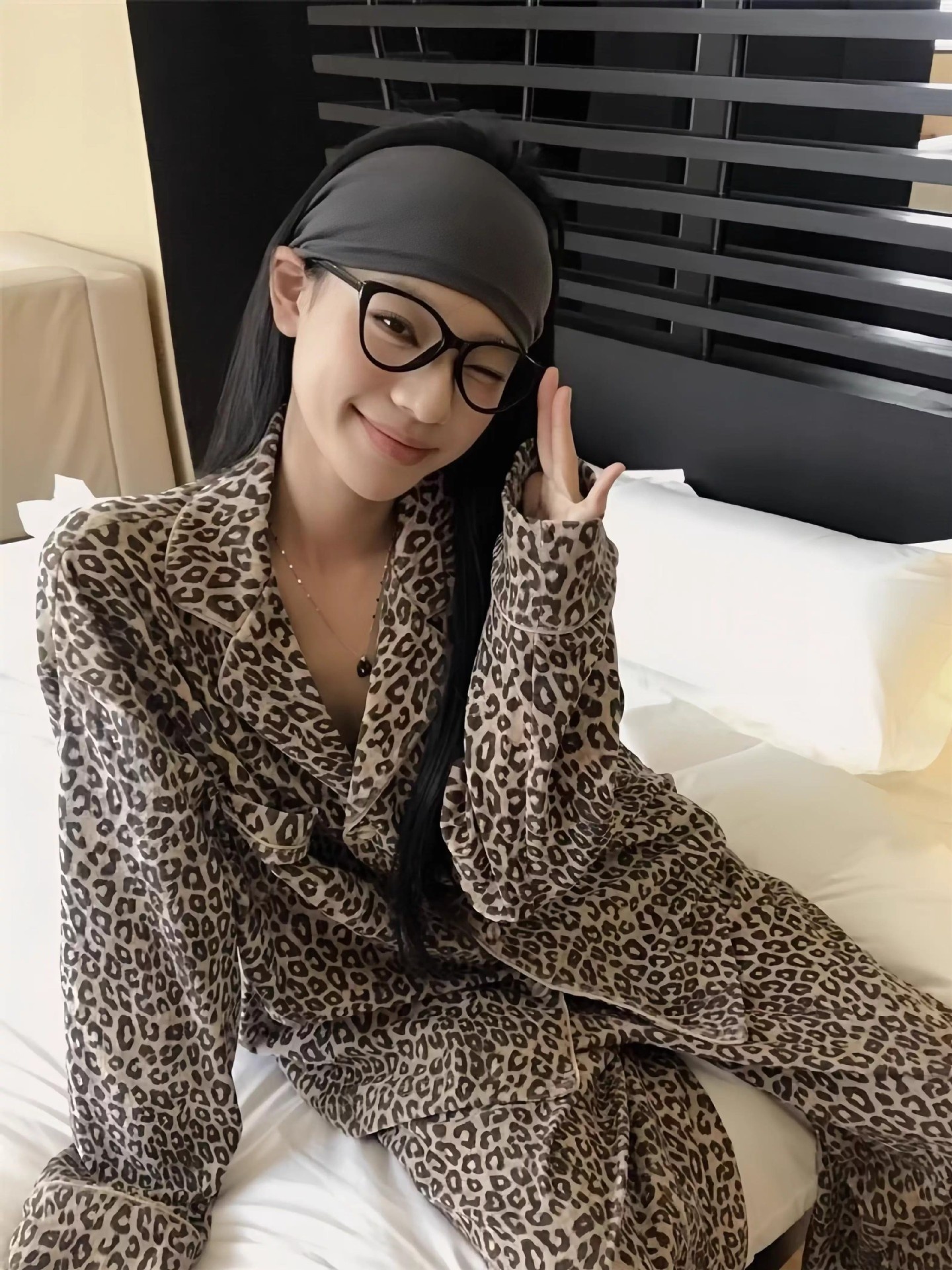 Pigiama da donna con stampa leopardata di alta qualità ChicShe, set caldo e spesso a maniche lunghe per autunno e inverno, abbigliamento da casa in velluto tedesco, Internet_voghion.com