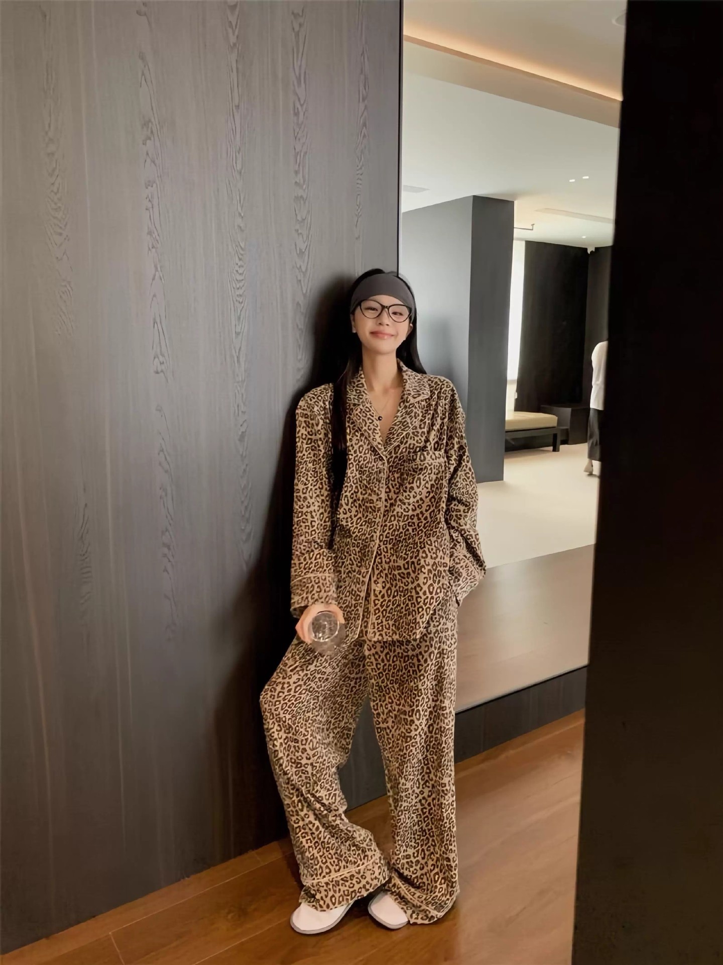 Pigiama da donna con stampa leopardata di alta qualità ChicShe, set caldo e spesso a maniche lunghe per autunno e inverno, abbigliamento da casa in velluto tedesco, Internet_voghion.com