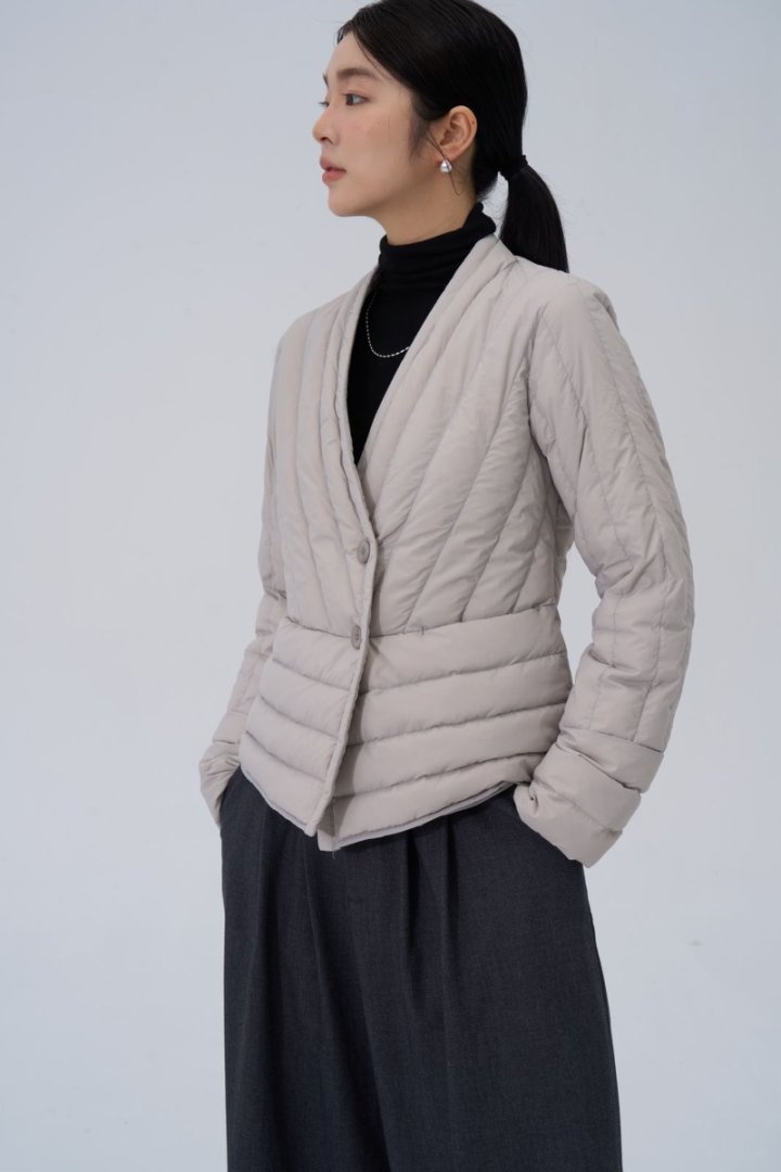 Veste courte pour femme ChicShe 2025, style coréen, col en V, doublure intérieure en duvet de canard blanc, chaude, élégante, légère, coupe ajustée_voghion.com
