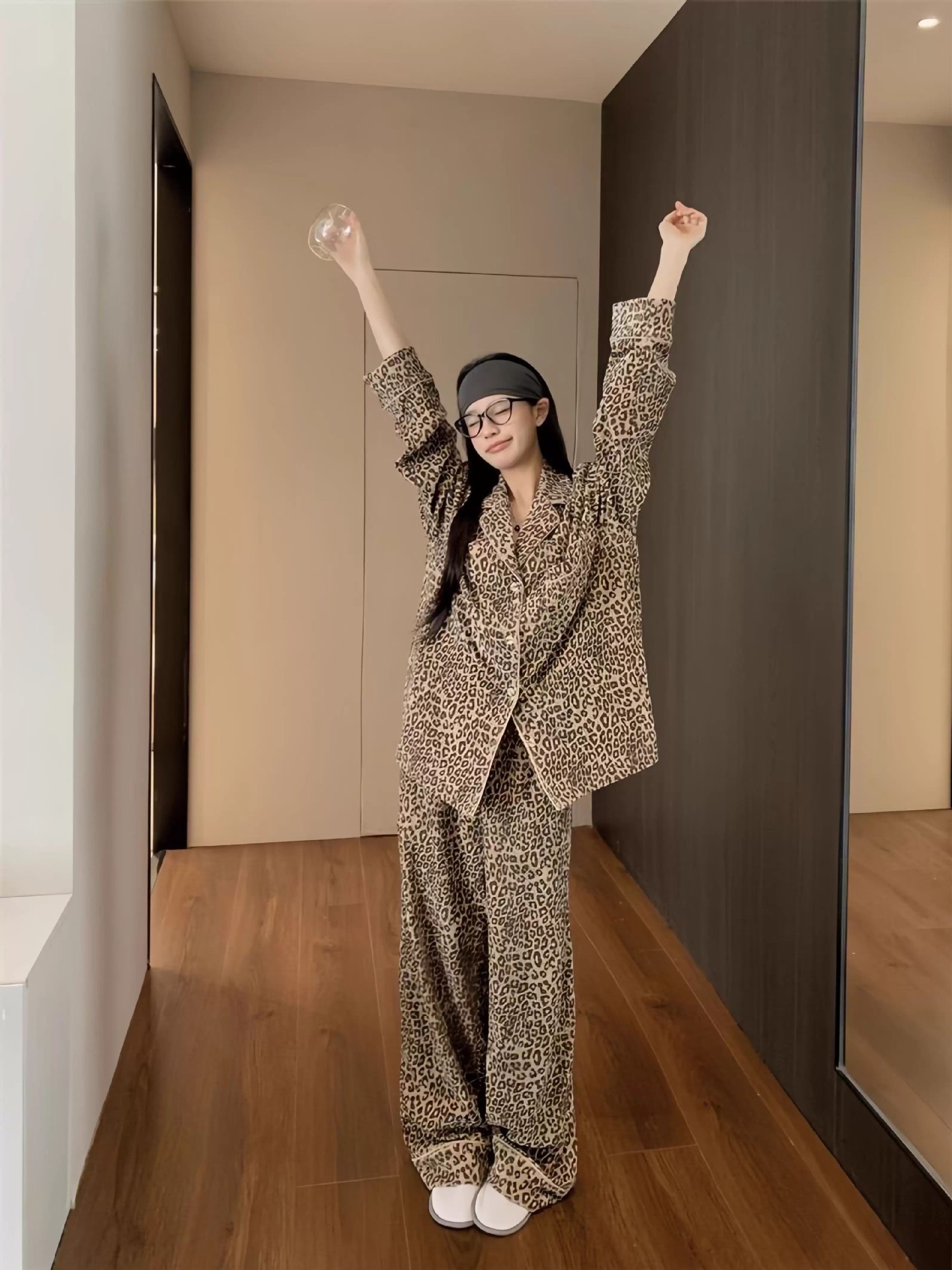 Pigiama da donna con stampa leopardata di alta qualità ChicShe, set caldo e spesso a maniche lunghe per autunno e inverno, abbigliamento da casa in velluto tedesco, Internet_voghion.com