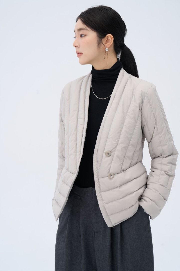 Veste courte pour femme ChicShe 2025, style coréen, col en V, doublure intérieure en duvet de canard blanc, chaude, élégante, légère, coupe ajustée_voghion.com