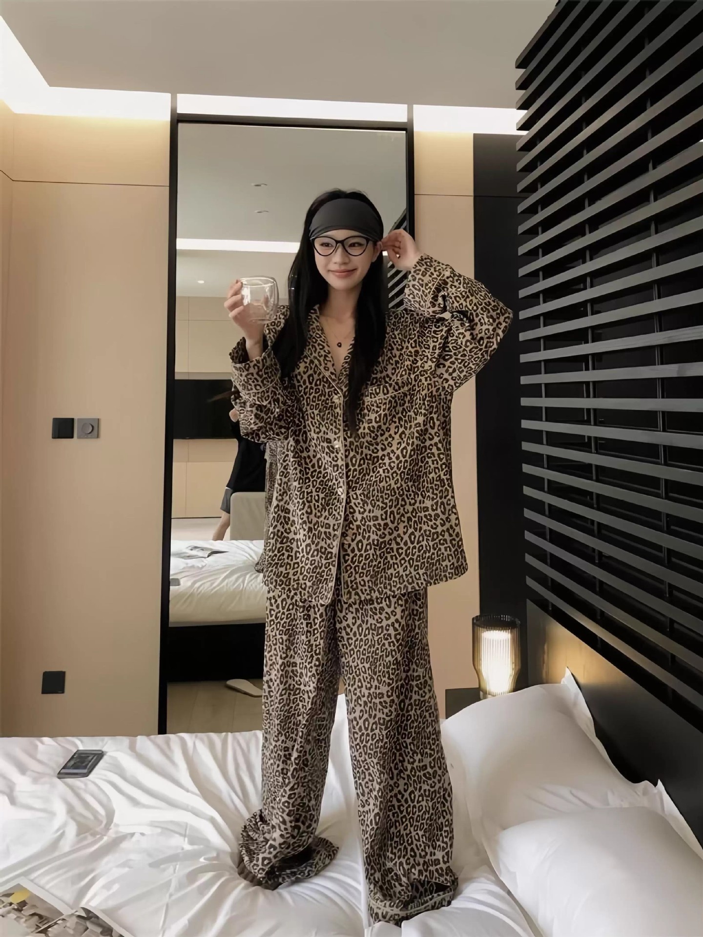 Pigiama da donna con stampa leopardata di alta qualità ChicShe, set caldo e spesso a maniche lunghe per autunno e inverno, abbigliamento da casa in velluto tedesco, Internet_voghion.com