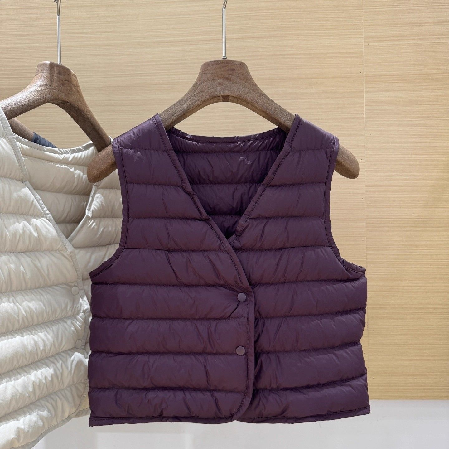 Doudoune courte légère à col en V ChicShe pour femme, collection automne-hiver 2025, sans plumes._voghion.com