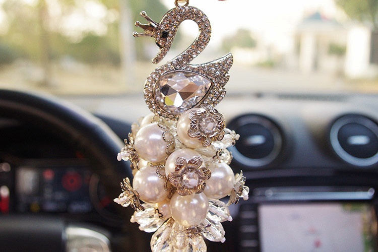 Ciondolo di cristallo con strass, cigno, simpatico cartone animato, decorazione da appendere all'interno dell'auto, per le donne_voghion.com