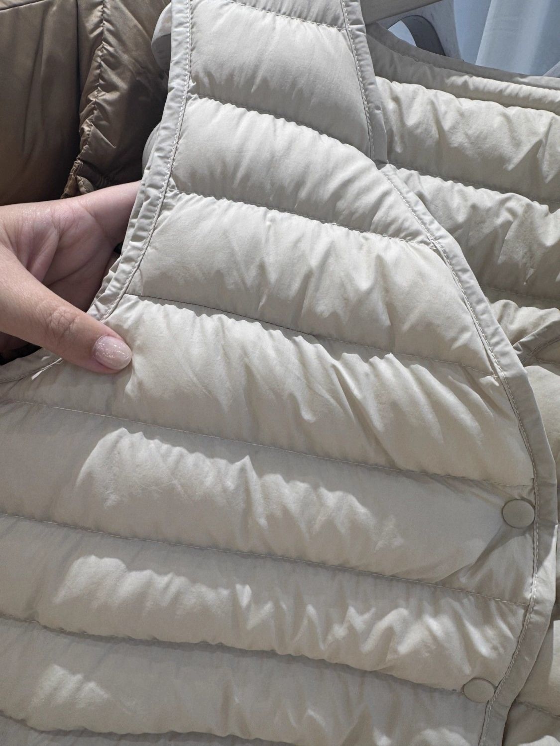 Doudoune courte légère à col en V ChicShe pour femme, collection automne-hiver 2025, sans plumes._voghion.com