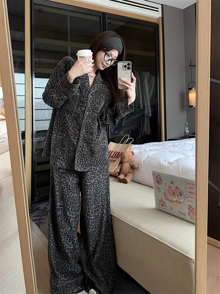 Pigiama da donna con stampa leopardata di alta qualità ChicShe, set caldo e spesso a maniche lunghe per autunno e inverno, abbigliamento da casa in velluto tedesco, Internet_voghion.com