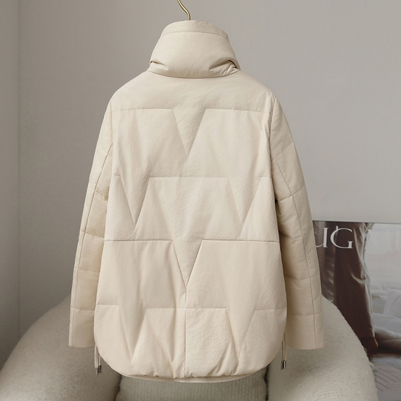 ChicShe 2025 Autunno Inverno Nuovo Cappotto Corto in Pelle di Pecora da Donna in Piuma d'Oca Spessa e Calda Giacca in Vera Pelle Haining_voghion.com