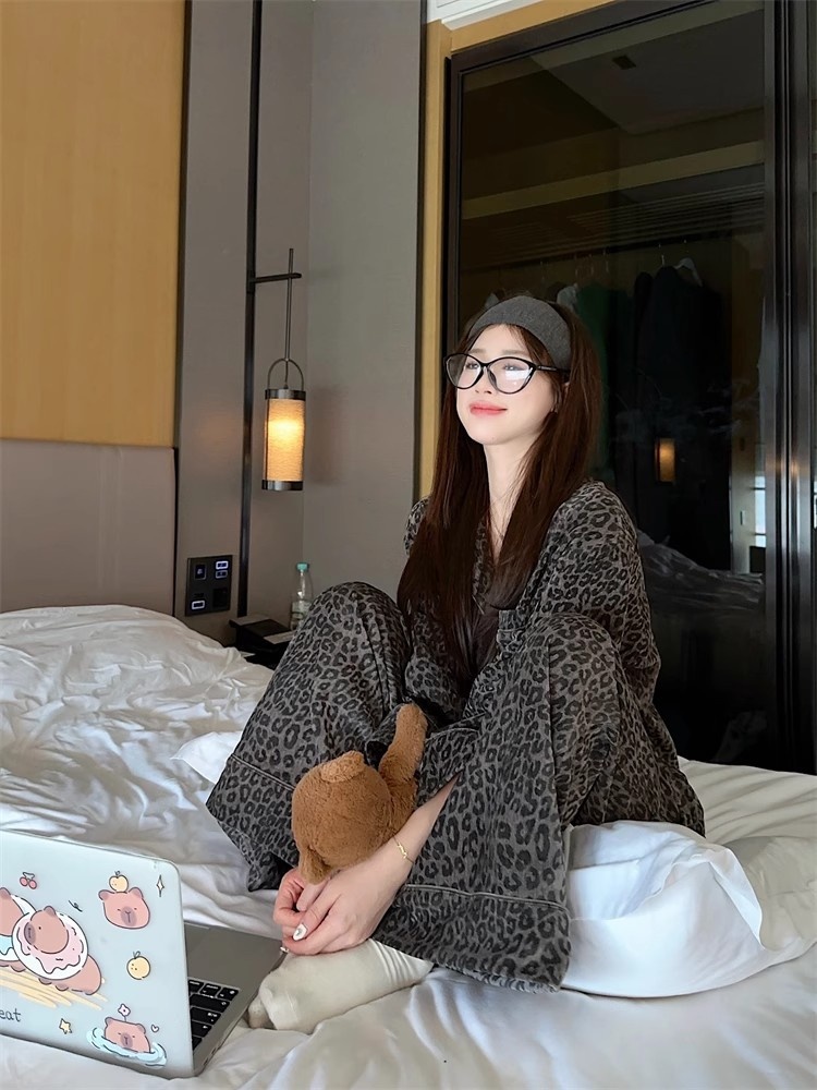 Pigiama da donna con stampa leopardata di alta qualità ChicShe, set caldo e spesso a maniche lunghe per autunno e inverno, abbigliamento da casa in velluto tedesco, Internet_voghion.com