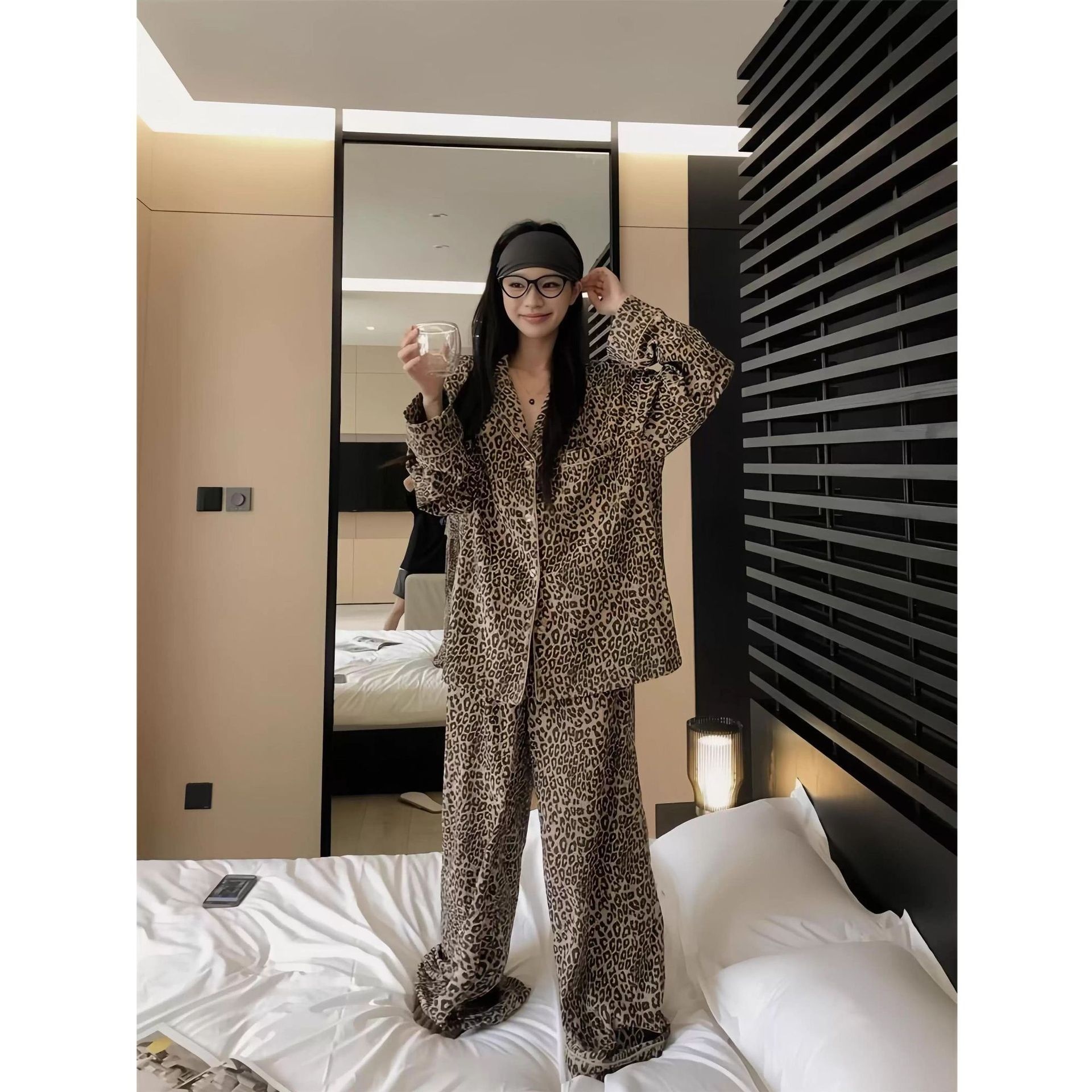 Pigiama da donna con stampa leopardata di alta qualità ChicShe, set caldo e spesso a maniche lunghe per autunno e inverno, abbigliamento da casa in velluto tedesco, Internet_voghion.com