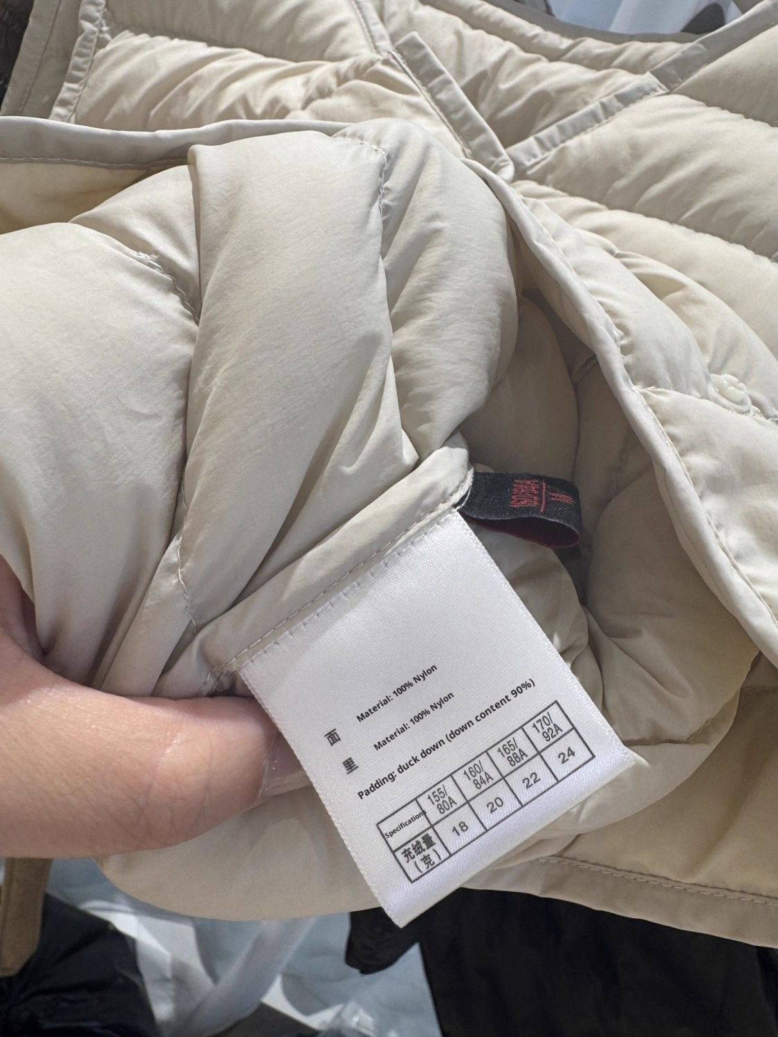 Doudoune courte légère à col en V ChicShe pour femme, collection automne-hiver 2025, sans plumes._voghion.com