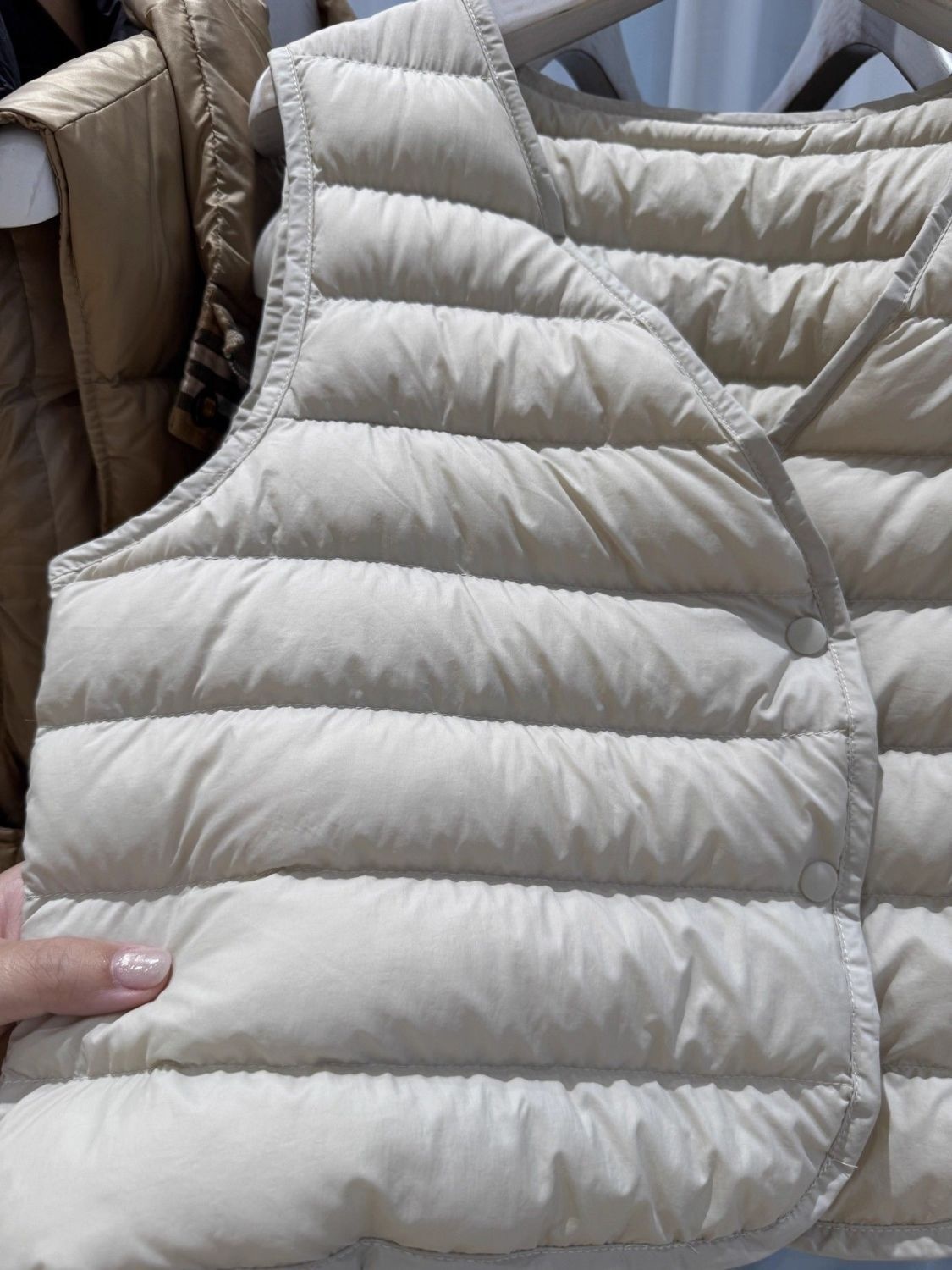 Doudoune courte légère à col en V ChicShe pour femme, collection automne-hiver 2025, sans plumes._voghion.com