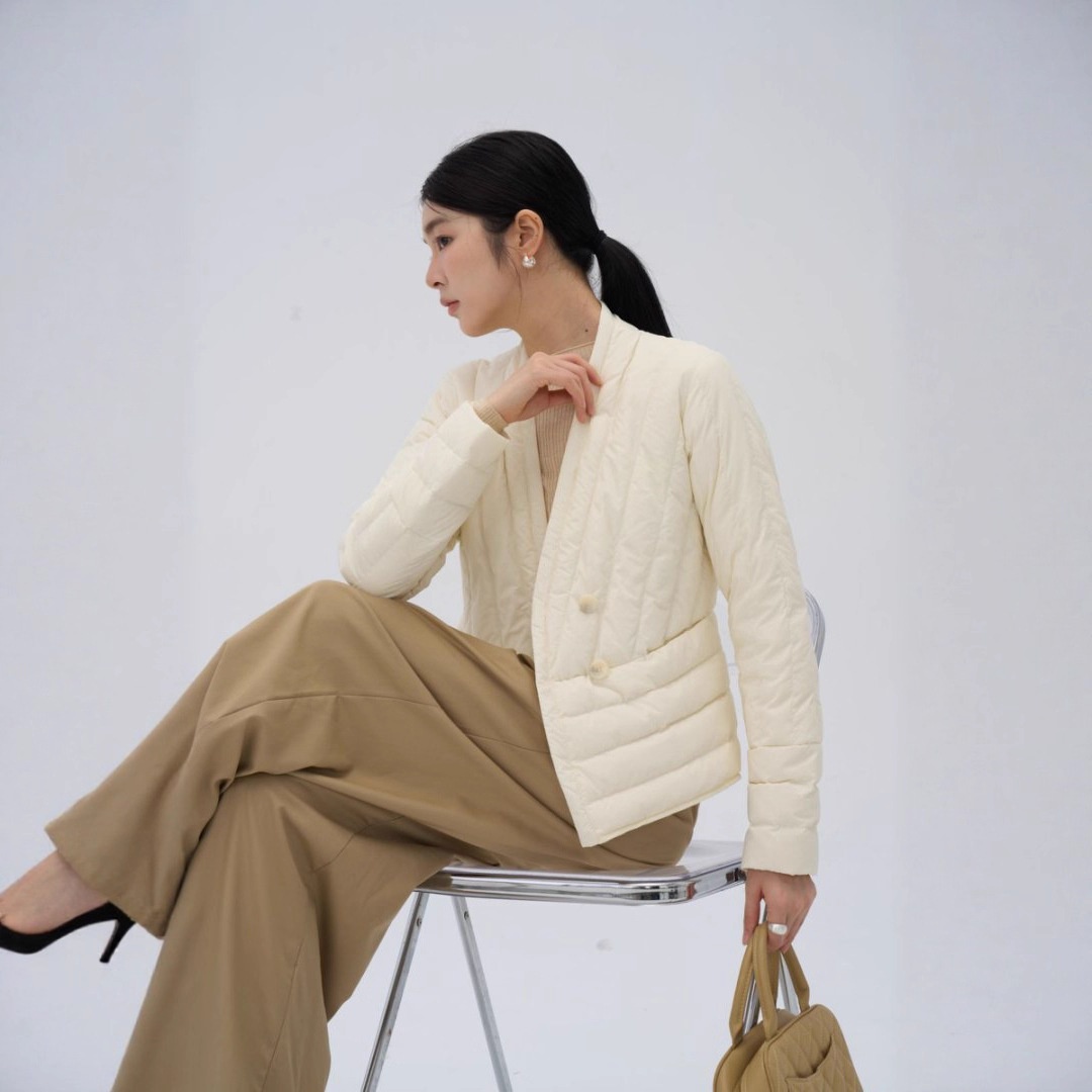 Veste courte pour femme ChicShe 2025, style coréen, col en V, doublure intérieure en duvet de canard blanc, chaude, élégante, légère, coupe ajustée_voghion.com