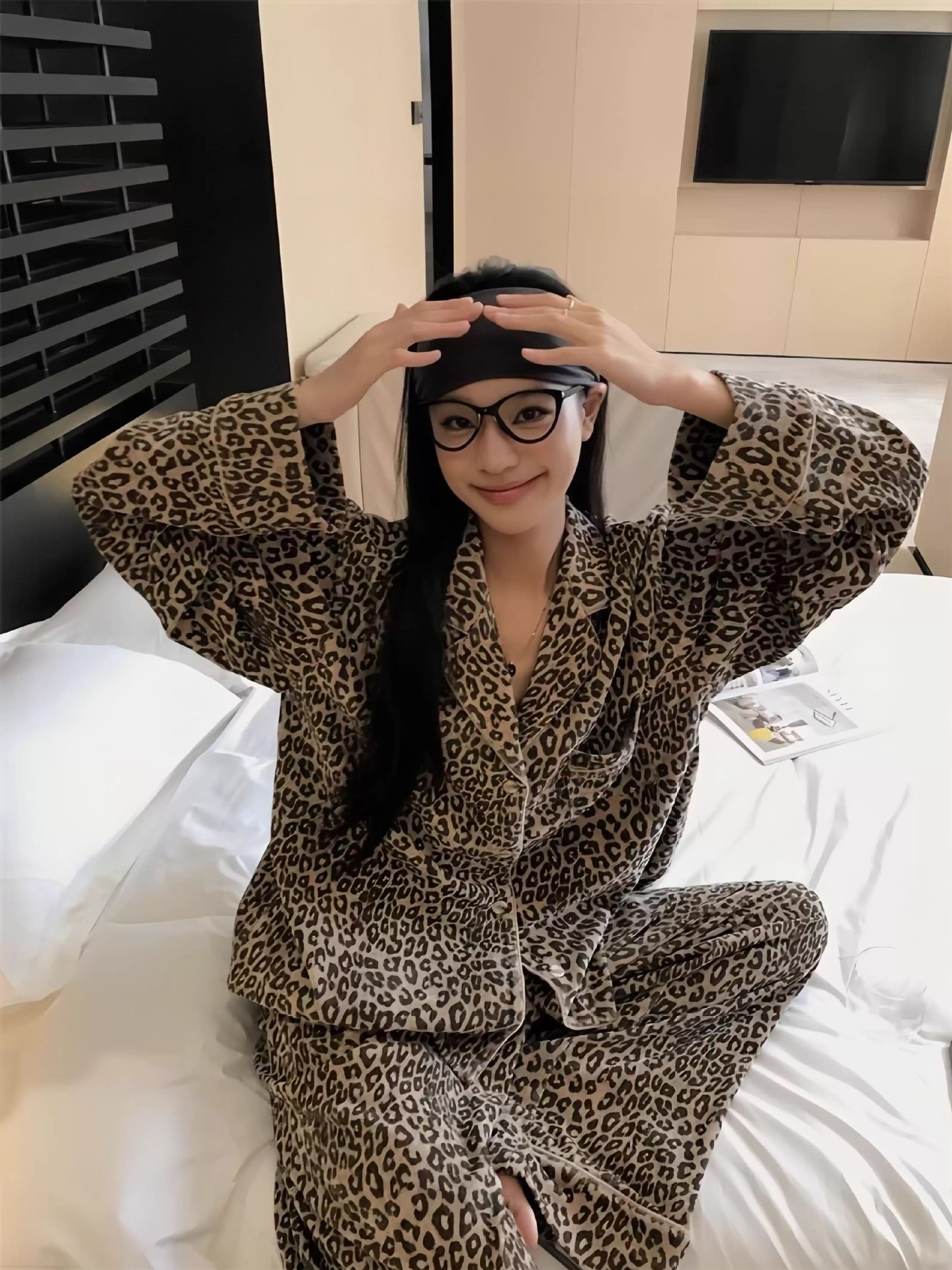 Pigiama da donna con stampa leopardata di alta qualità ChicShe, set caldo e spesso a maniche lunghe per autunno e inverno, abbigliamento da casa in velluto tedesco, Internet_voghion.com