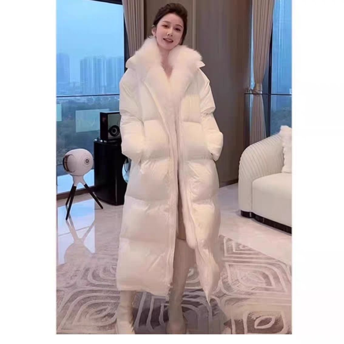 Chaqueta de plumón de ganso largo ChicShe con cuello de piel de zorro grueso y largo hasta la rodilla (2025)_voghion.com