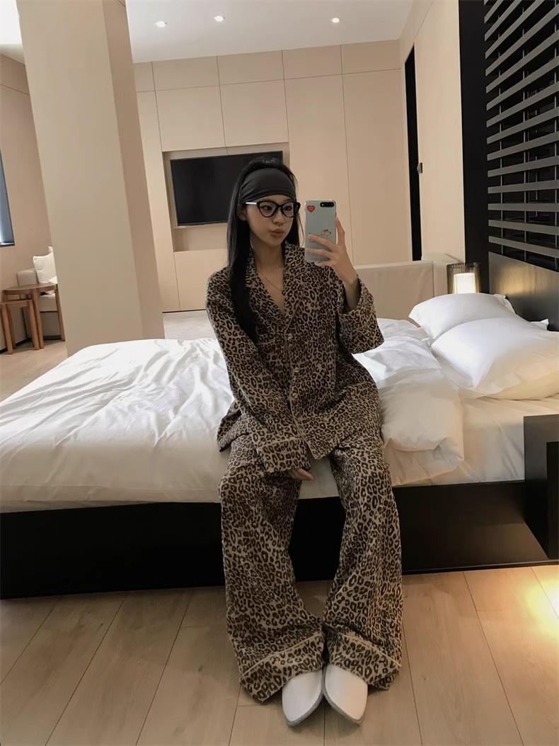 Pigiama da donna con stampa leopardata di alta qualità ChicShe, set caldo e spesso a maniche lunghe per autunno e inverno, abbigliamento da casa in velluto tedesco, Internet_voghion.com