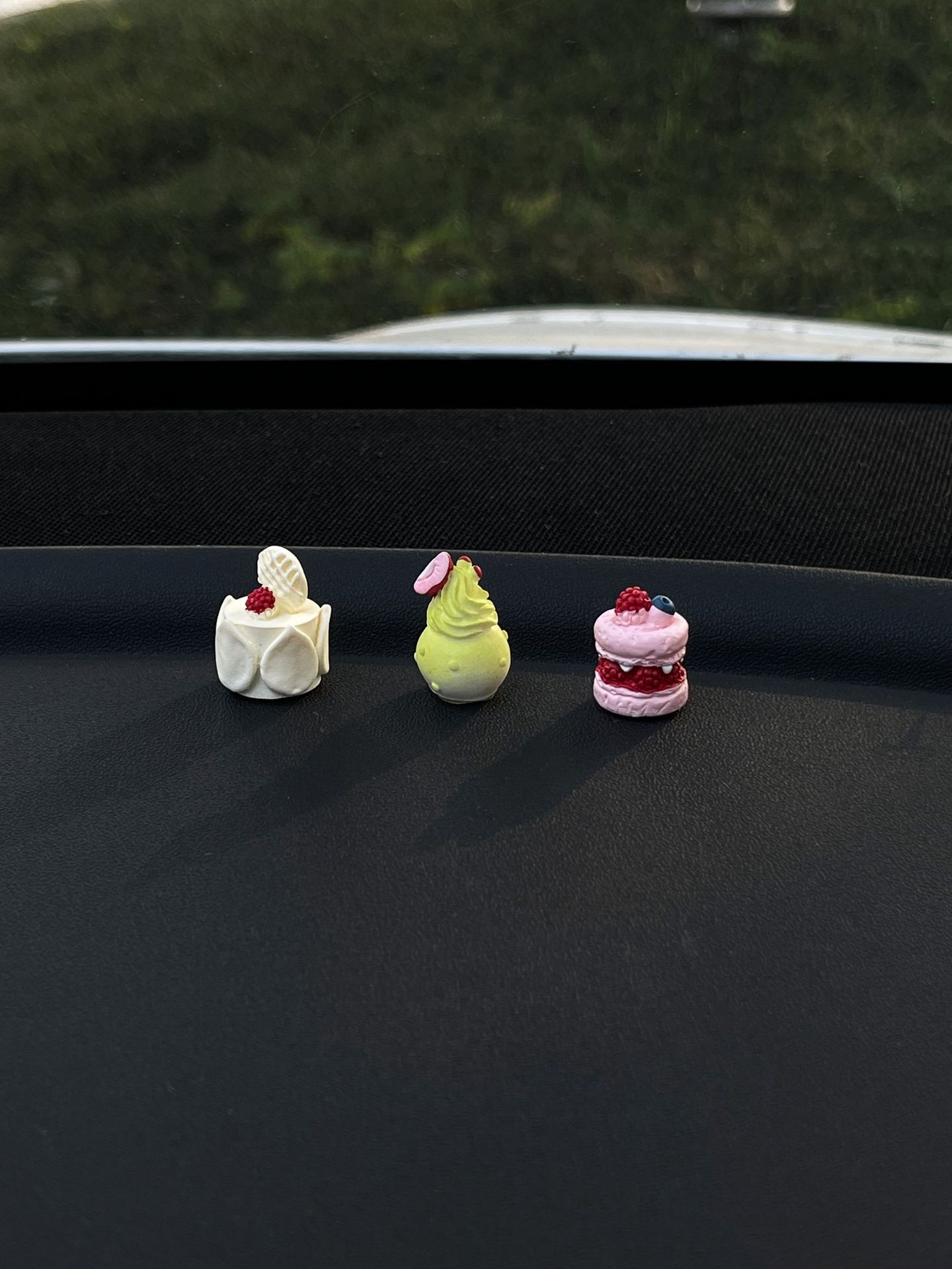 ute Ornament Screen Computer Monitor Decoration Car Interior Healing Cream Cake_voghion.com