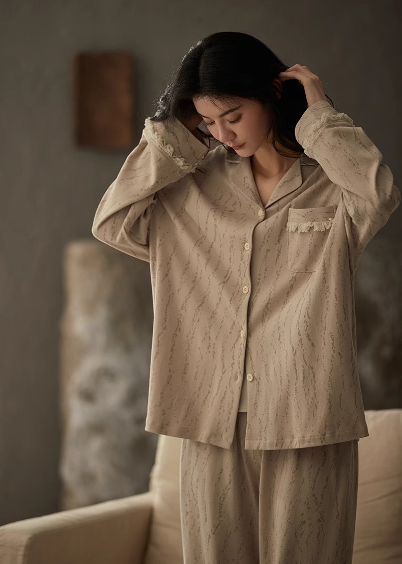 ChicShe Minimalistischer gestreifter Partner-Pyjama im koreanischen Stil für Damen, Neuheit Frühling/Herbst/Winter 2025, hochwertiges Design mit langen Ärmeln und Hose, Homewear_voghion.com