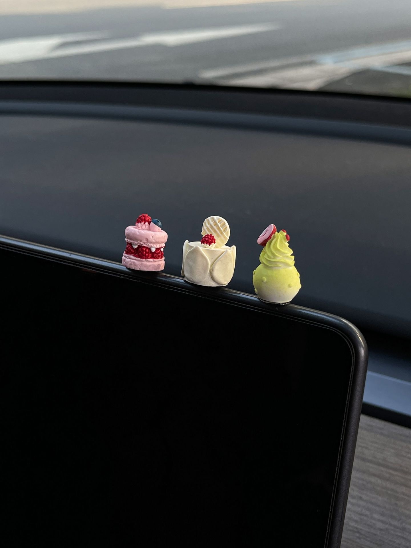 ute Ornament Screen Computer Monitor Decoration Car Interior Healing Cream Cake_voghion.com