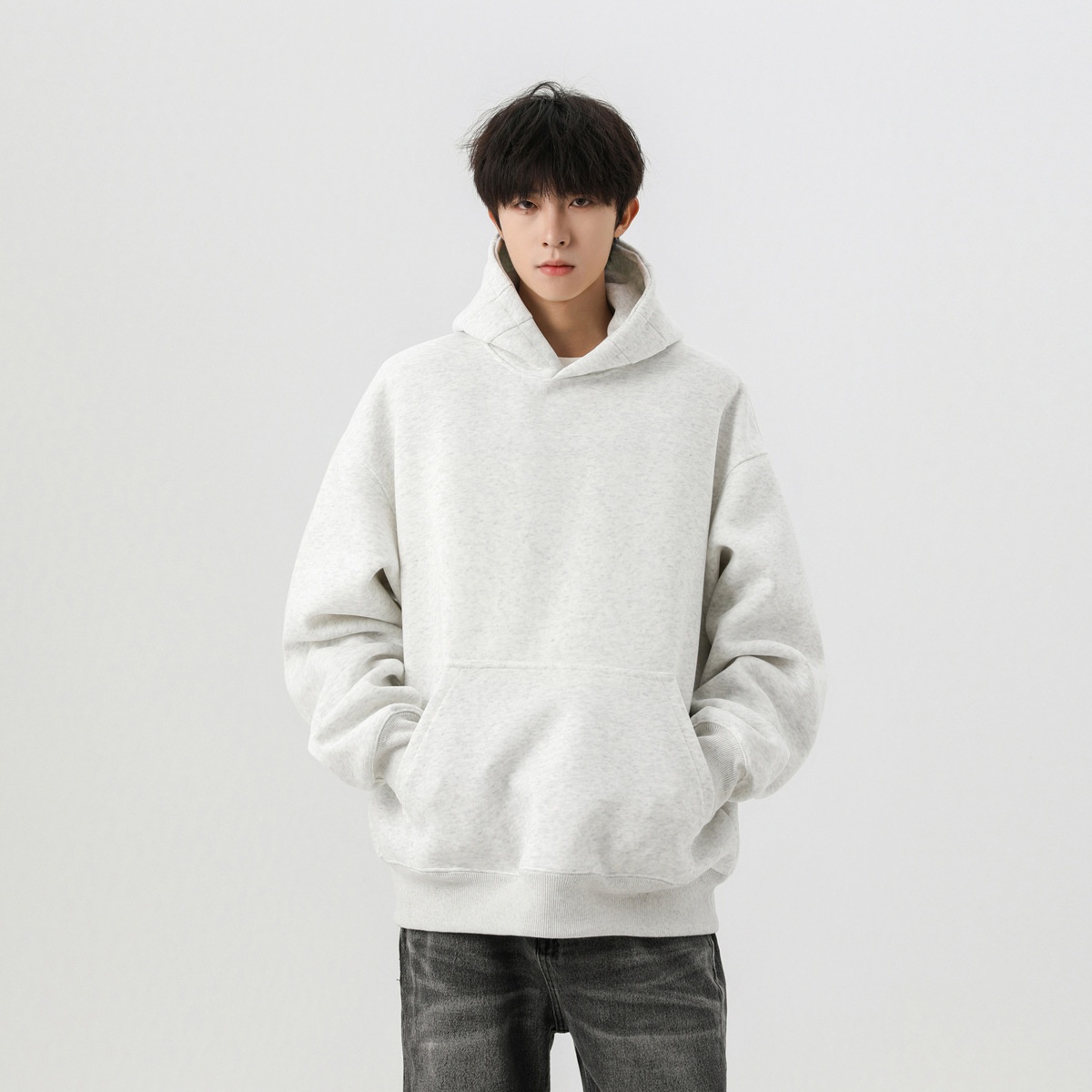 Schwarzes, kurzes, kastenförmiges Sweatshirt für Herren mit Kapuze, ideal für Frühling und Herbst. Schnitt: Amerikanischer Stil, schwere, steife Jacke mit Kapuze._voghion.com