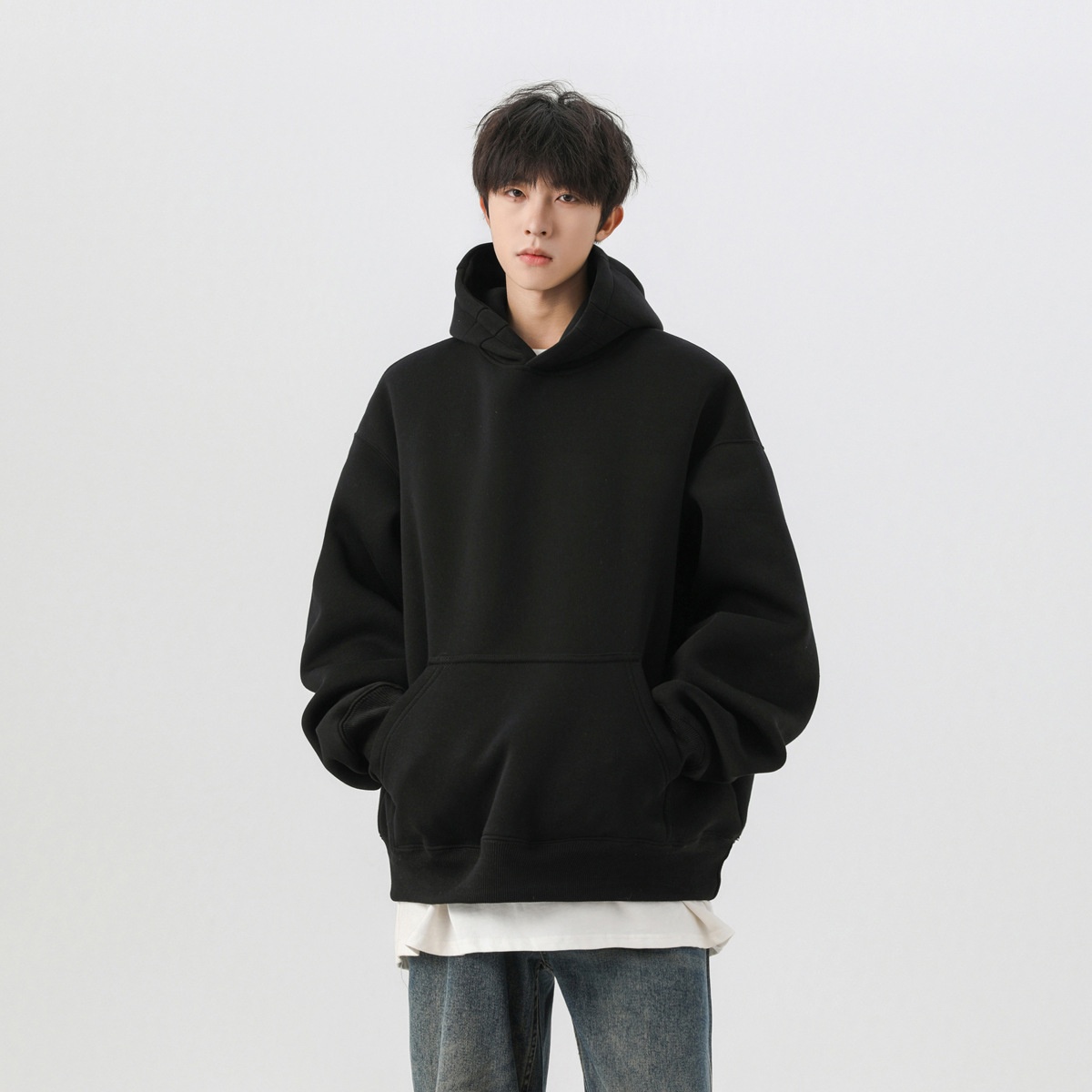 Schwarzes, kurzes, kastenförmiges Sweatshirt für Herren mit Kapuze, ideal für Frühling und Herbst. Schnitt: Amerikanischer Stil, schwere, steife Jacke mit Kapuze._voghion.com