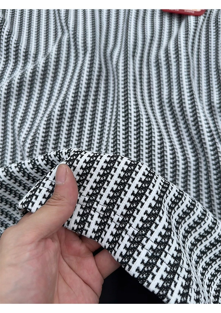 Herren-Langarmshirt mit Fischgrätenmuster und V-Ausschnitt, schwarz-weiß gestreift, lockere Passform._voghion.com