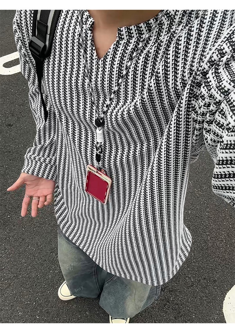 Herren-Langarmshirt mit Fischgrätenmuster und V-Ausschnitt, schwarz-weiß gestreift, lockere Passform._voghion.com