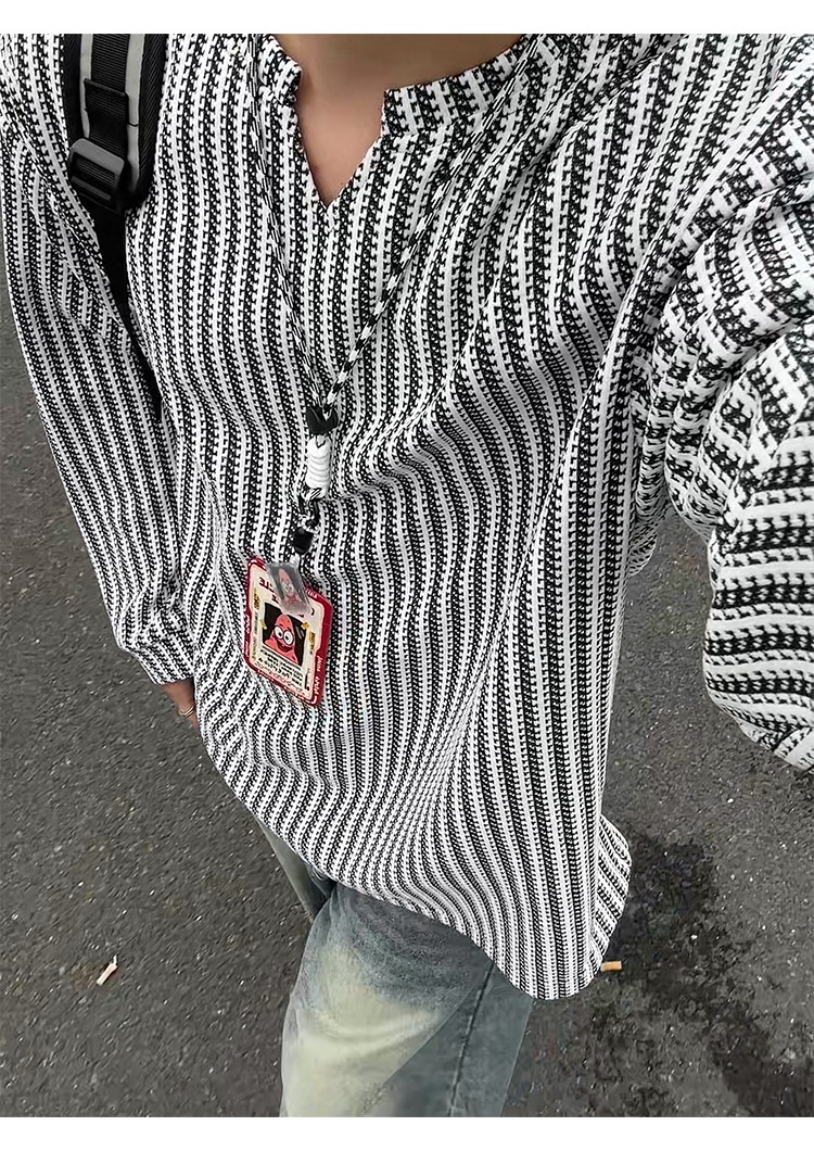 Herren-Langarmshirt mit Fischgrätenmuster und V-Ausschnitt, schwarz-weiß gestreift, lockere Passform._voghion.com