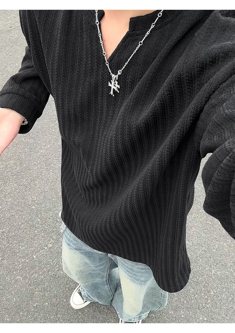 Herren-Langarmshirt mit Fischgrätenmuster und V-Ausschnitt, schwarz-weiß gestreift, lockere Passform._voghion.com