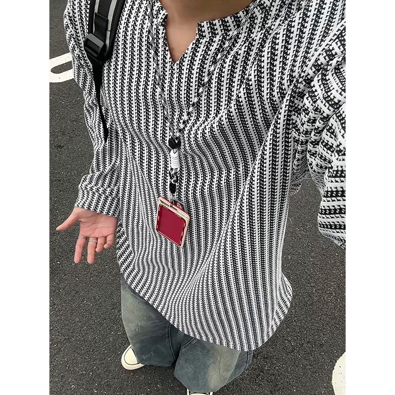 Herren-Langarmshirt mit Fischgrätenmuster und V-Ausschnitt, schwarz-weiß gestreift, lockere Passform._voghion.com