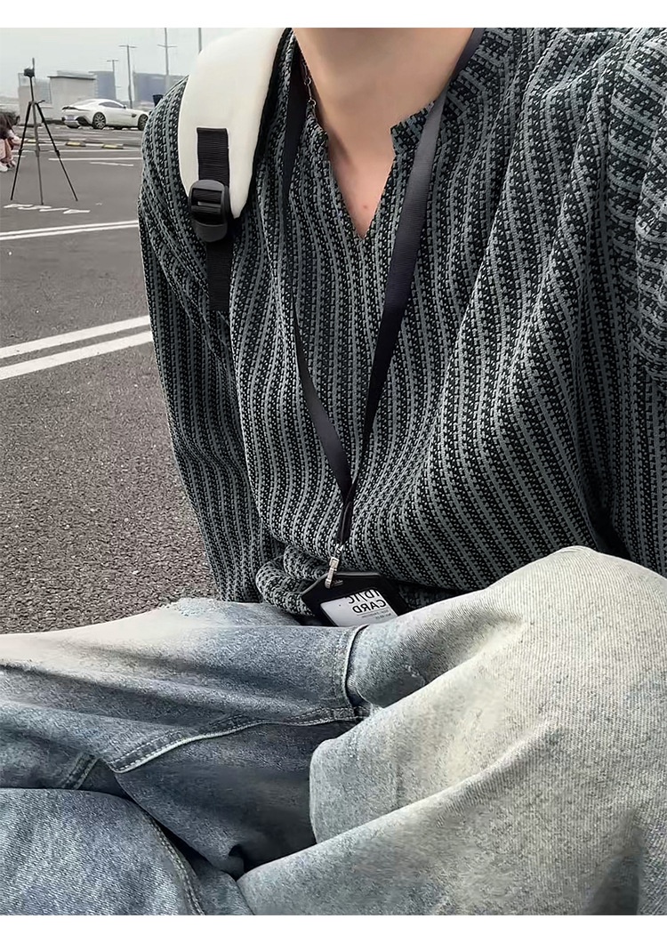 Herren-Langarmshirt mit Fischgrätenmuster und V-Ausschnitt, schwarz-weiß gestreift, lockere Passform._voghion.com