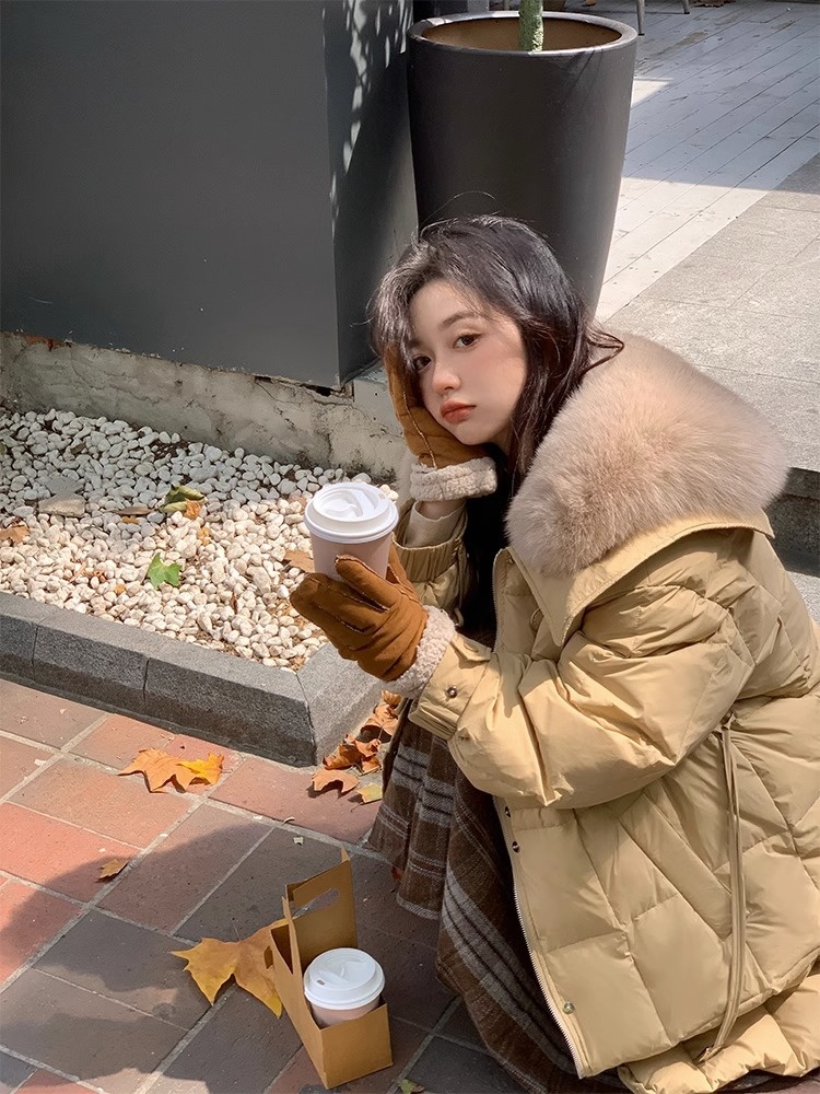 ChicShe White Duck Fox Fur Down Jacket For Women, Mid-Length, 2025 Autumn Winter New Style, Petite Design, Niche Slimming Trendy_voghion.com